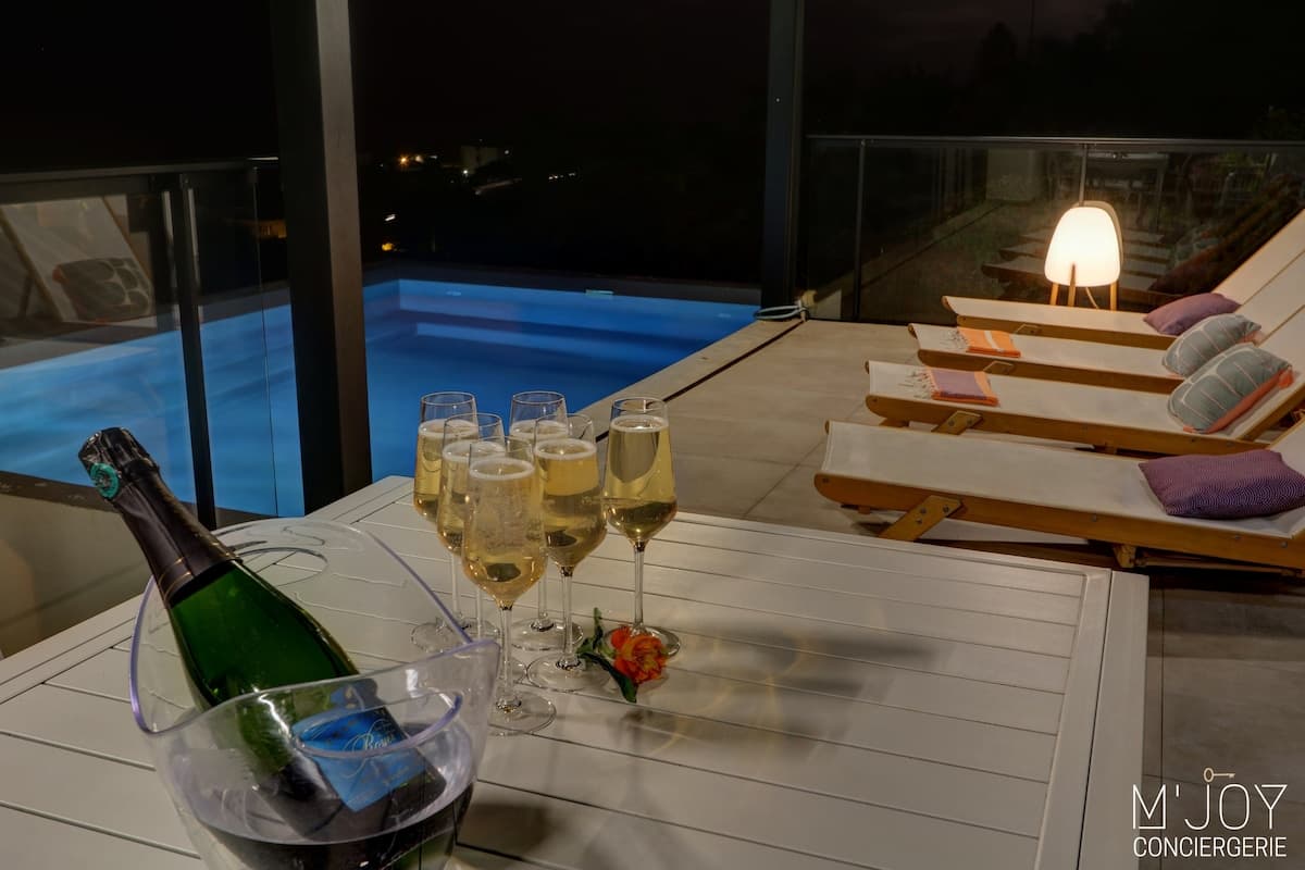 Soirée piscine illuminée